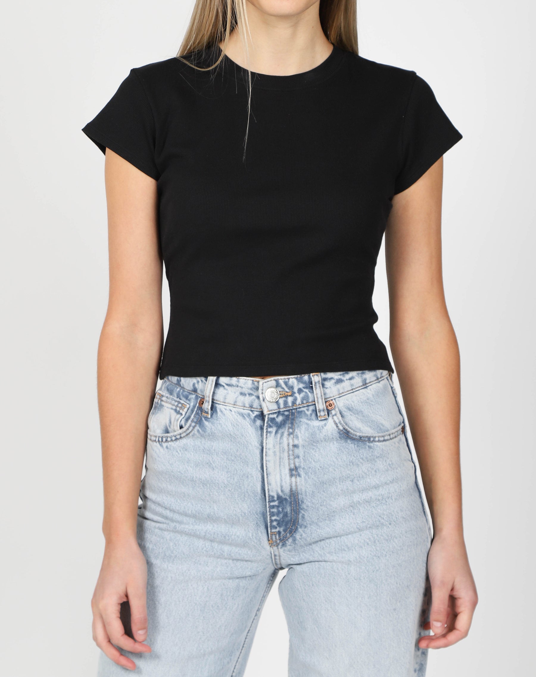 The Cropped Ribbed Tee  Black – BRUNETTE The Label
